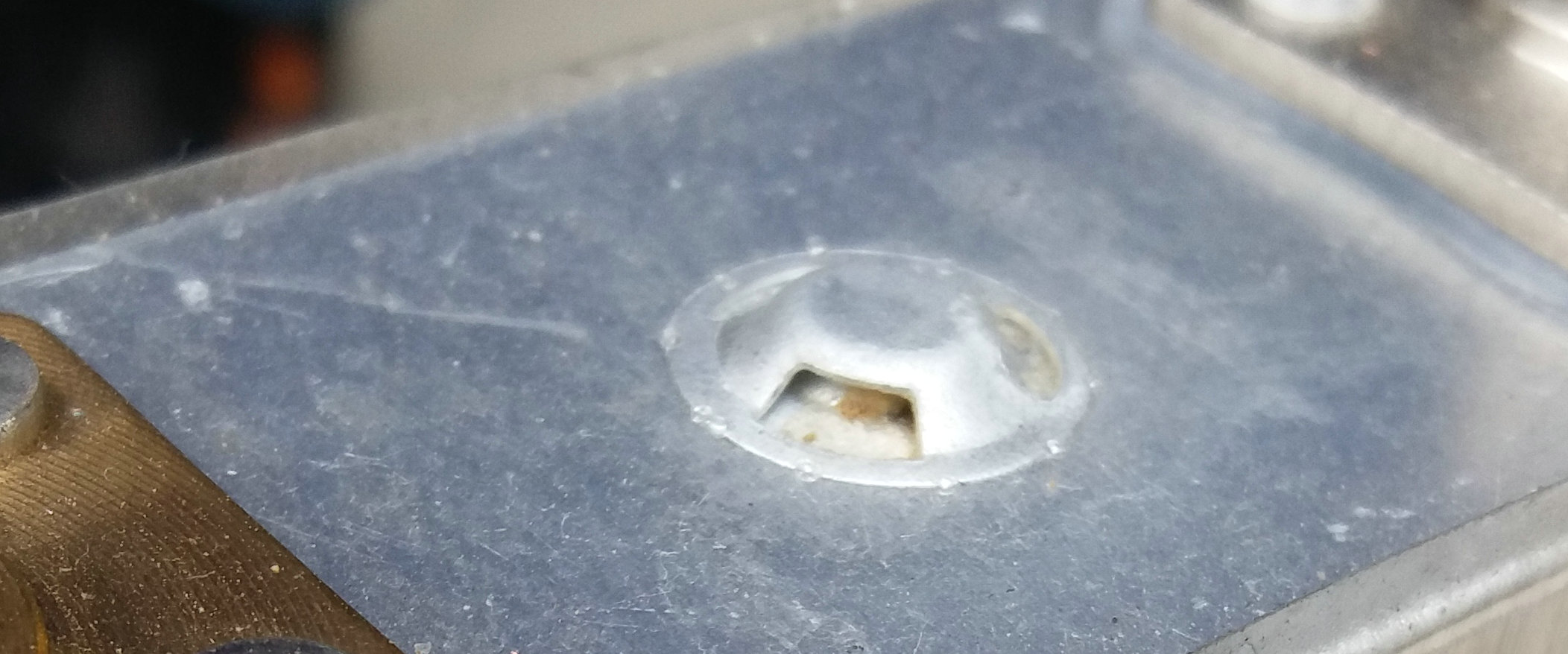 泄壓閥周圍有漏液腐蝕的現象 泄壓閥周圍有漏液腐蝕的現象