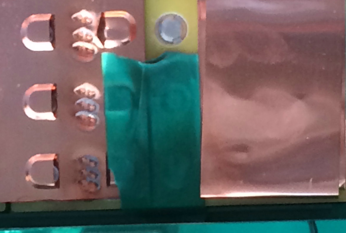 漏液電芯的泄壓閥口被膠帶封死 漏液電芯的泄壓閥口被膠帶封死