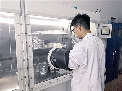 在品質檢測實驗室內,檢測員張斌正在進行石墨烯電池性能檢測 在品質檢測實驗室內,檢測員張斌正在進行石墨烯電池性能檢測