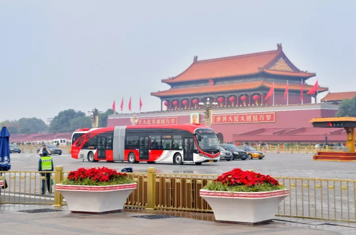 10月22日，18米純電動公交車在北京1路運營