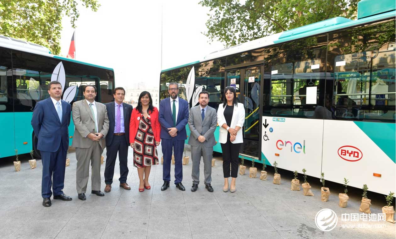 出席儀式的嘉賓在比亞迪純電動巴士前合影