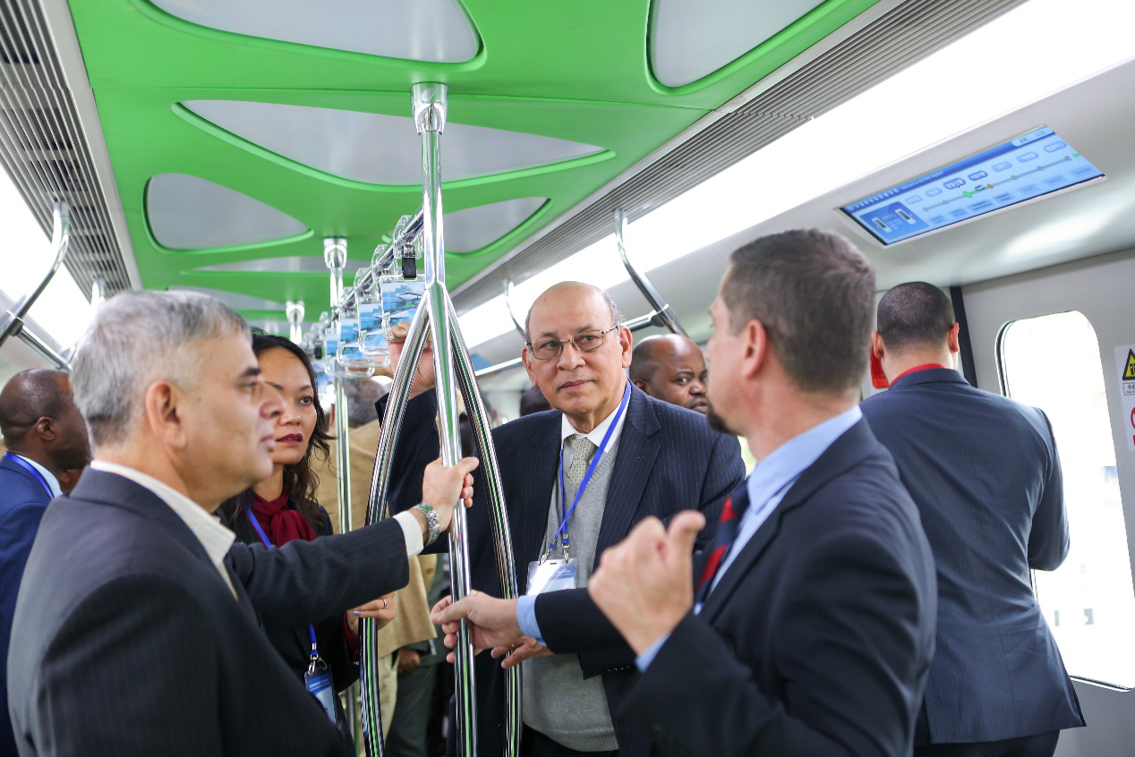 各國駐穗總領事館官員60多人乘坐體驗治堵神器——比亞迪云軌