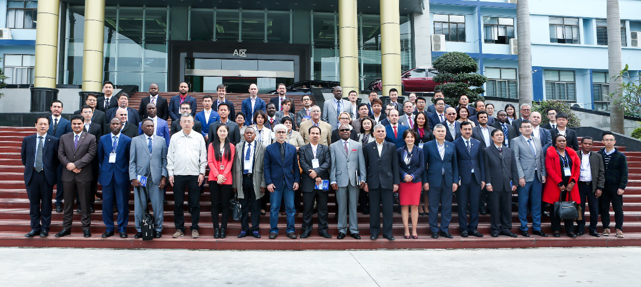 各國來賓和比亞迪公司工作人員合影留念