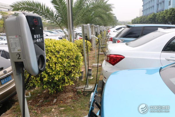 成長(zhǎng)中遭遇的煩惱 新能源汽車產(chǎn)業(yè)如何實(shí)現(xiàn)“變道超車”？