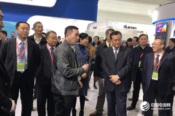 領導們聽取銀隆新能源儲能部總經理孫放的介紹