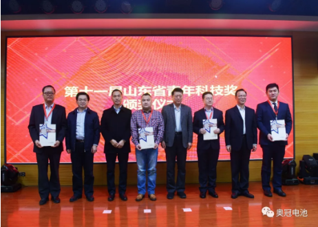 集團(tuán)董事長孟祥輝（右一）上臺(tái)領(lǐng)獎(jiǎng)