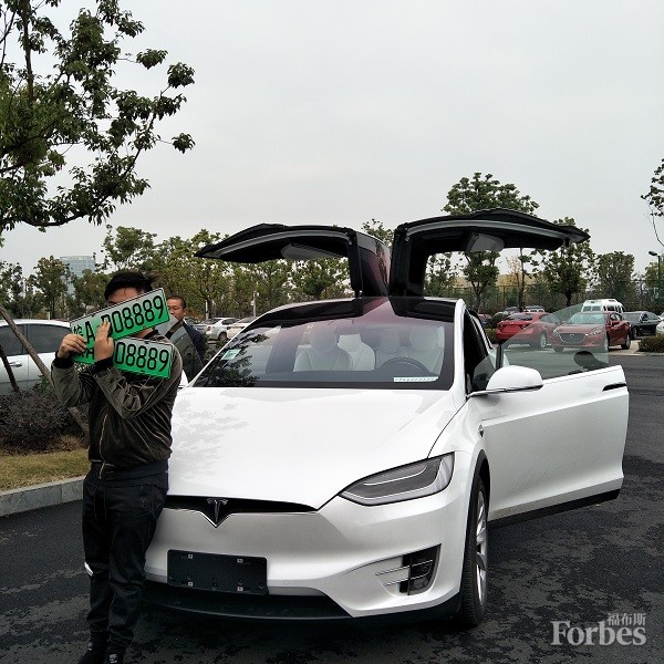 1514191814490616.jpg 小圖合肥首張新能源號牌發(fā)放 車牌號皖A(yù)D09888.jpg