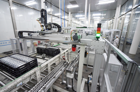 江西贛鋒鋰業(yè)股份有限公司工人正在生產線上加緊生產鋰電池