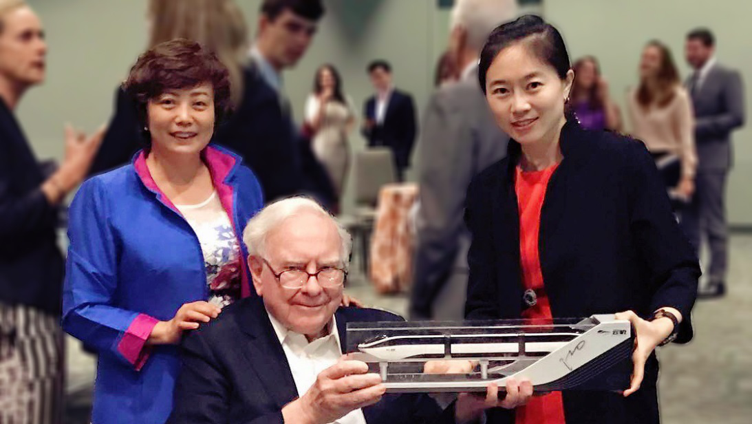 巴菲特手持比亞迪云軌模型 巴菲特手持比亞迪云軌模型