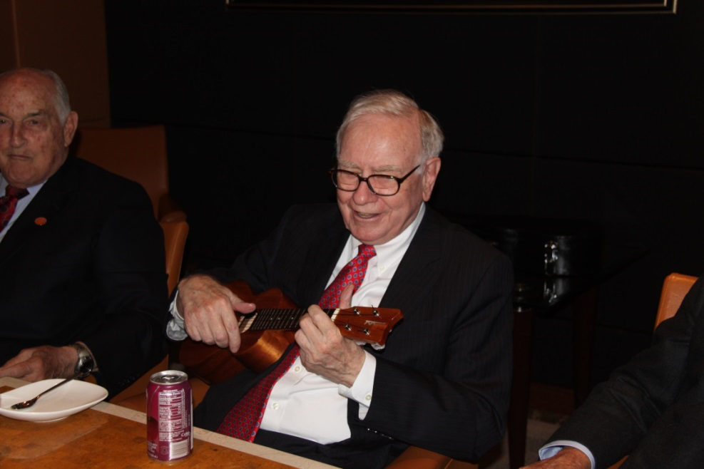 2010年9月,巴菲特在訪問比亞迪公司時即興演奏Ukulele 2010年9月,巴菲特在訪問比亞迪公司時即興演奏Ukulele