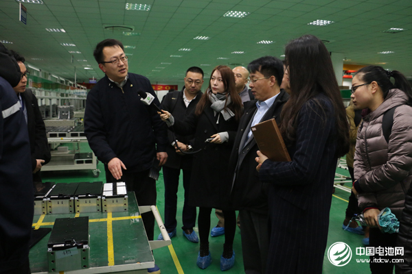 中國鋰電新能源產業鏈調研團一行參觀南京金龍 中國鋰電新能源產業鏈調研團一行參觀南京金龍