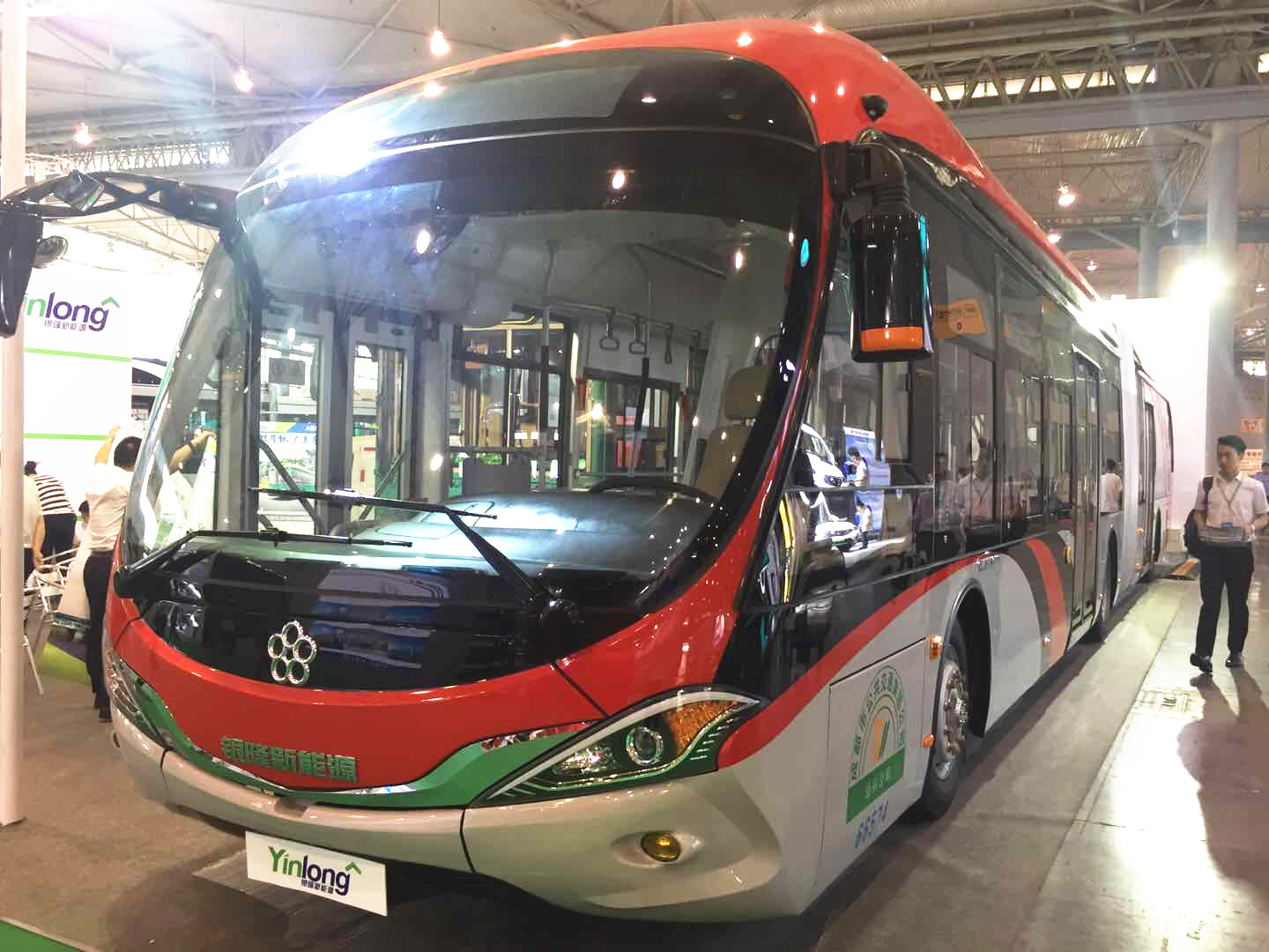 銀隆18米中國紅 閃耀蓉城新能源汽車展