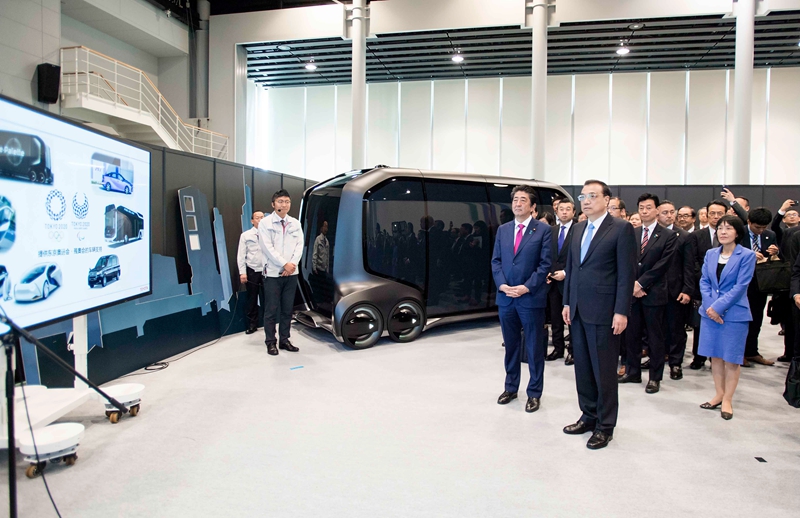 1526257894216754.jpg李克強(qiáng)總理參觀豐田汽車廠區(qū)釋放什么信號(hào)？