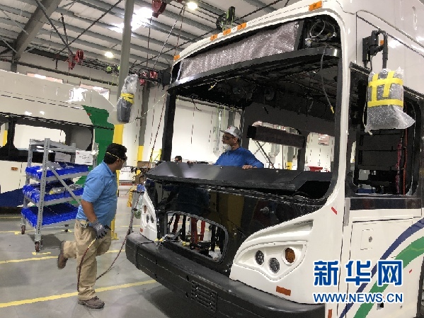 美國工人在比亞迪電動大巴工廠工作 美國工人在比亞迪電動大巴工廠工作