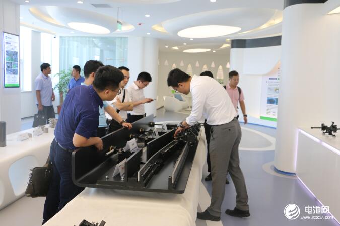 中國(guó)鋰電新能源產(chǎn)業(yè)鏈調(diào)研團(tuán)一行參觀中科華聯(lián) 中國(guó)鋰電新能源產(chǎn)業(yè)鏈調(diào)研團(tuán)一行參觀中科華聯(lián)