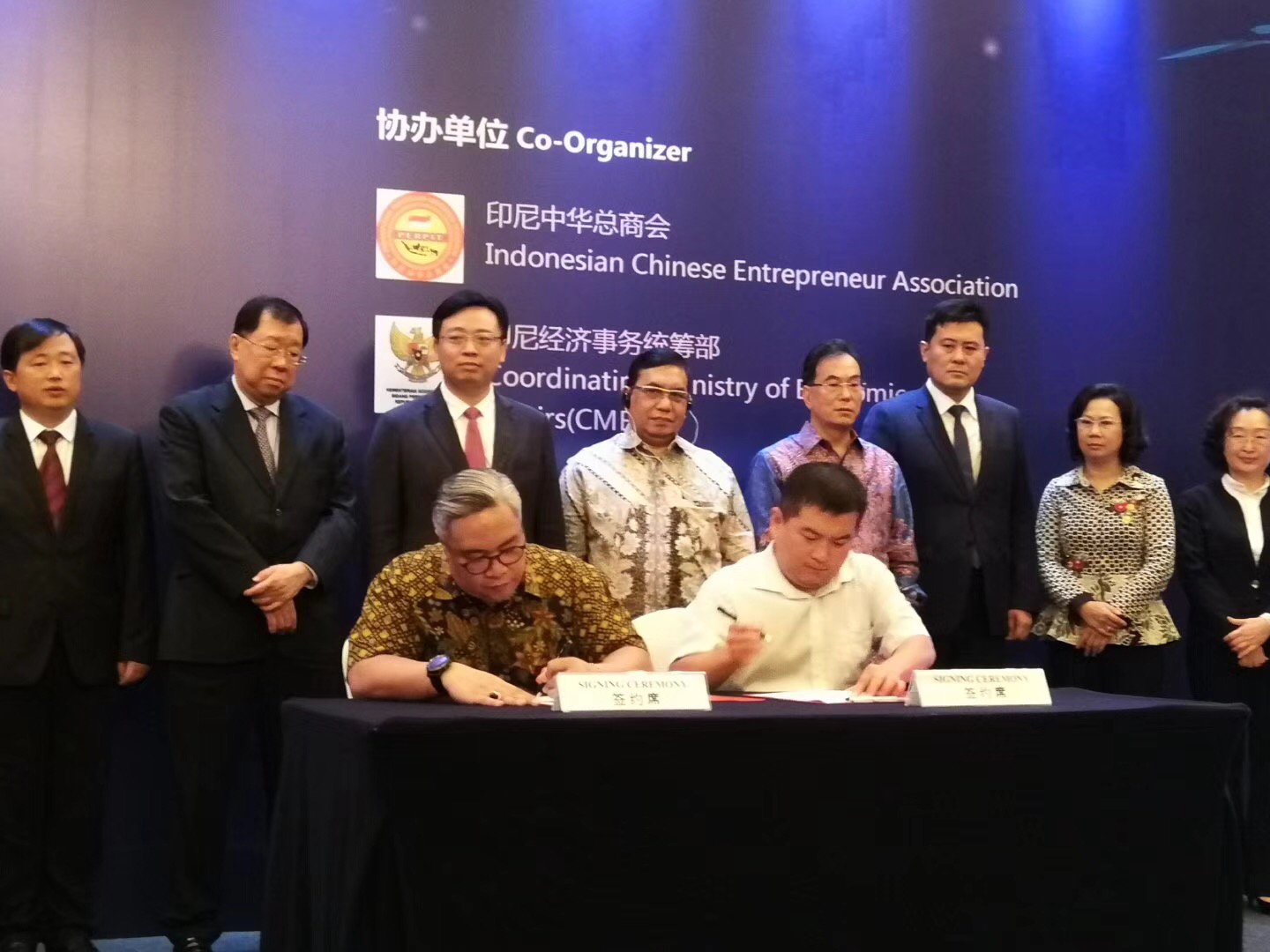 孟祥恒與印尼客戶現場簽戰略合作協議 孟祥恒與印尼客戶現場簽戰略合作協議