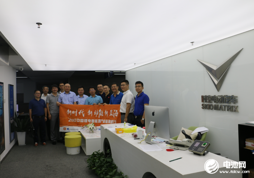 中國(guó)鋰電新能源產(chǎn)業(yè)鏈調(diào)研團(tuán)一行參觀杭州新時(shí)空電動(dòng)汽車有限公司