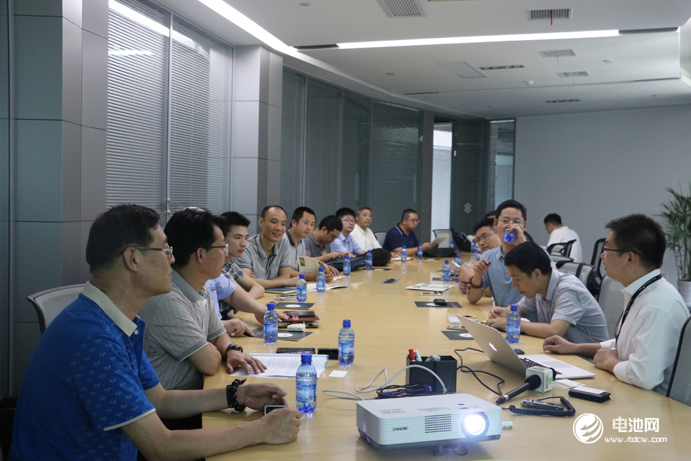 中國鋰電新能源產(chǎn)業(yè)鏈調(diào)研團(tuán)一行與微宏動力相關(guān)領(lǐng)導(dǎo)交流、座談