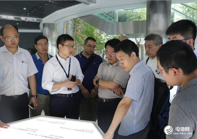 中國鋰電新能源產(chǎn)業(yè)鏈調(diào)研團(tuán)一行參觀微宏動力