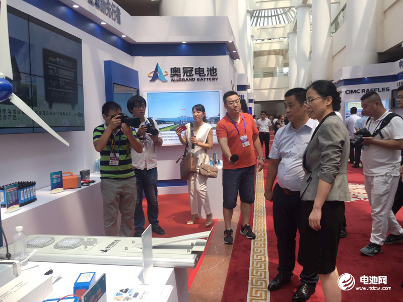 共青團(tuán)中央書(shū)記處常務(wù)書(shū)記汪鴻雁參觀(guān)奧冠集團(tuán)展廳