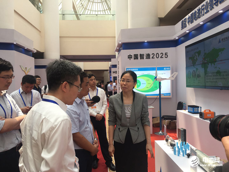 共青團(tuán)中央書(shū)記處常務(wù)書(shū)記汪鴻雁參觀(guān)奧冠集團(tuán)展廳