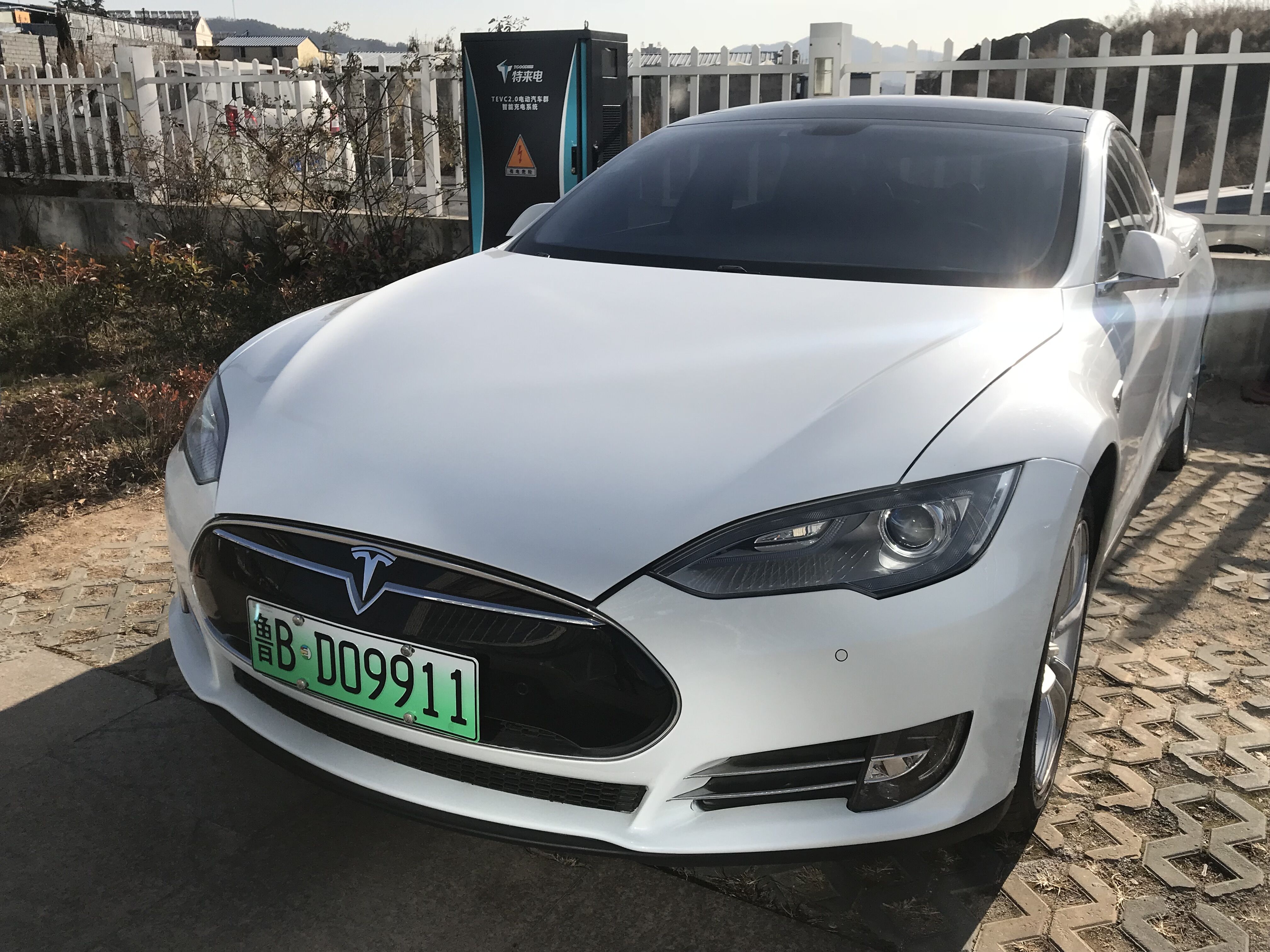 特斯拉電動車在特來電智慧充電區(qū)充電