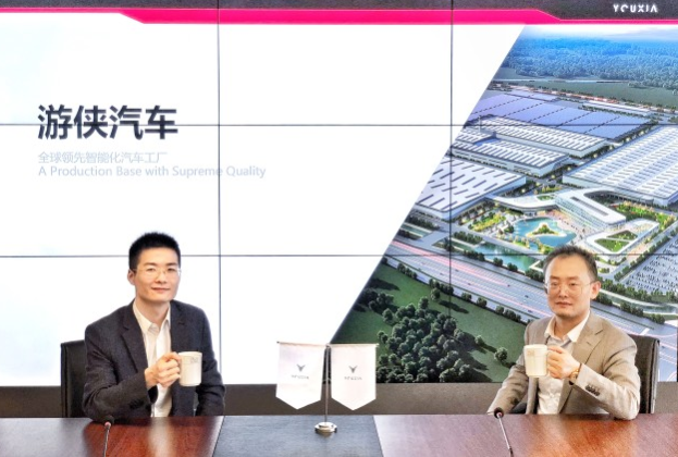 衛俊（左）秦逸飛（右）