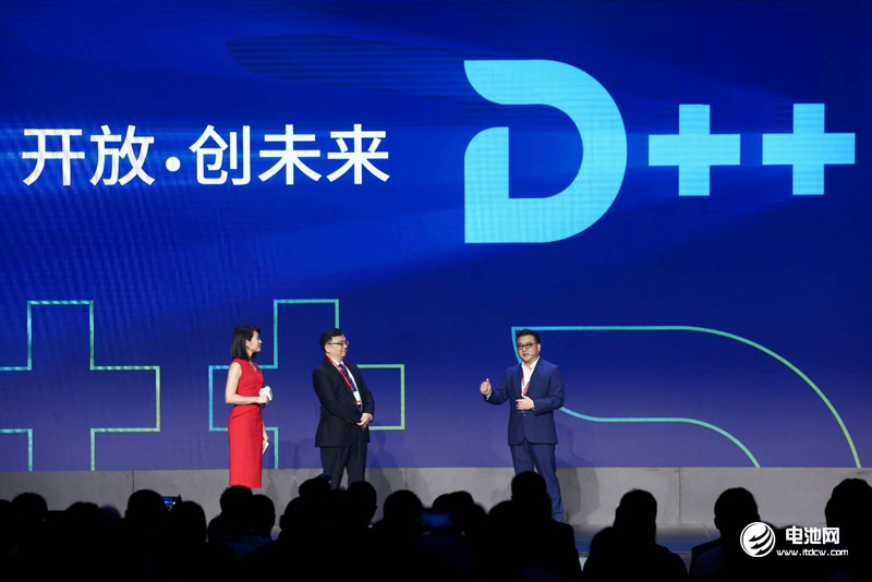 比亞迪全球開發(fā)者大會現(xiàn)場，張亞勤與王傳福互動