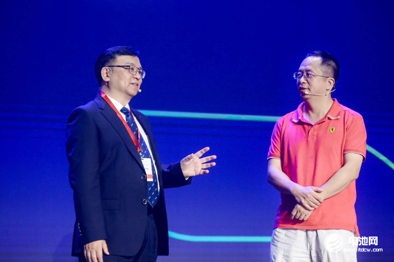 比亞迪全球開發者大會現場,周鴻祎與王傳福互動 比亞迪全球開發者大會現場,周鴻祎與王傳福互動