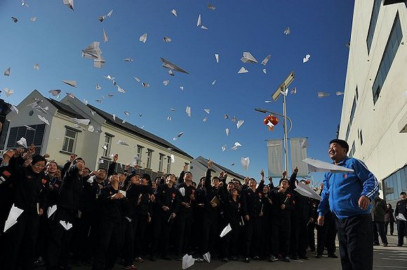 昔日光伏巨頭英利困局難解 苗連生退而不休 昔日光伏巨頭英利困局難解 苗連生退而不休