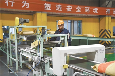 現(xiàn)代化、智能化的生產(chǎn)車間一整條生產(chǎn)線僅靠兩三人便可操作生產(chǎn)，節(jié)省了人力資源。