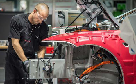 工人們在特斯拉位于加州弗里蒙特的工廠里組裝汽車 工人們在特斯拉位于加州弗里蒙特的工廠里組裝汽車