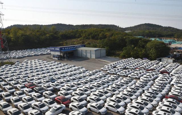 南京近千輛租賃車空置，滴滴、美團(tuán)現(xiàn)身“網(wǎng)約車墳場(chǎng)”