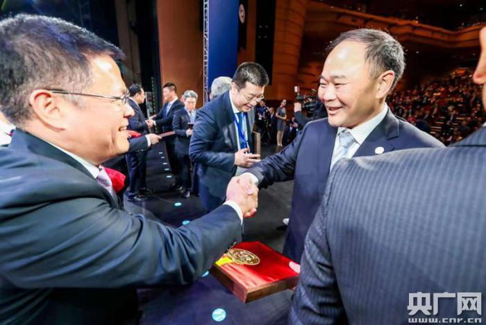 在世界“寧波幫·幫寧波”發(fā)展大會上，寧波對入選的“時(shí)代甬商”進(jìn)行表彰