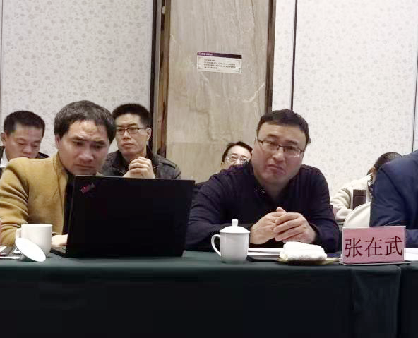 源匯通高級(jí)工程師閻戈、工程師張?jiān)谖涑鱿猩饘贅?biāo)準(zhǔn)工作會(huì)議 