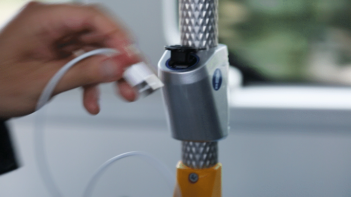 在比亞迪純電動大巴K9上體驗USB接口充電