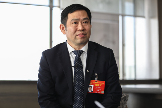 全國(guó)人大代表、浙江合眾新能源汽車(chē)有限公司董事長(zhǎng)方運(yùn)舟 全國(guó)人大代表、浙江合眾新能源汽車(chē)有限公司董事長(zhǎng)方運(yùn)舟