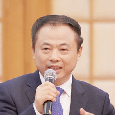 中國能源報:目前,國內(nèi)的鋰電池回收利用市場處于怎樣的發(fā)展水平? 張?zhí)烊危?018—2020年,全國累計報廢動力電池將達到12—20萬噸,2025年可能達到35萬噸。但目前,新能源動力鋰電池的再生循環(huán)利用還是一個新興領(lǐng)域,整體還處于起步階段。 中國能源報:處于起步階段的市場主要面臨哪些問題? 張?zhí)烊危菏紫龋厥阵w系還不健全。汽車生產(chǎn)企業(yè)、電池制造企業(yè)、回收企業(yè)、再生利用企業(yè)之間還沒有建立有效的合作機制,權(quán)責不夠清晰;在落實生產(chǎn)者責任延伸制度方面,還需要進一步細化完善相關(guān)法律支撐。其次,再生技術(shù)還不夠成熟。在拆解環(huán)節(jié),由于電池結(jié)構(gòu)、材料體系、封裝規(guī)格、電池余能等都沒有統(tǒng)一標準,拆解難度很大,自動化水平也偏低,成本很難降下來;在冶煉環(huán)節(jié),有價金屬高效提取的技術(shù)也不夠成熟,經(jīng)濟效益不明顯,甚至出現(xiàn)再生材料的收益低于回收處置成本,成本倒掛,制約了企業(yè)的科研投入。最后是激勵機制不夠有力。鋰電池再生利用處于市場培育階段,需要有力的財稅政策予以引導扶持。 中國能源報:如果這些問題不能有效解決,報廢鋰電池回收利用不規(guī)范,會帶來哪些問題? 張?zhí)烊危簣髲U鋰電池如果處理不當,隨意丟棄,會對生態(tài)環(huán)境造成很大危害,例如正極材料中的鈷、鎳等重金屬元素,電解液中的有機物,負極中的碳材料等,都會對水體和土壤造成嚴重污染,特別是重金屬一旦滲入土壤,數(shù)十年都難以恢復。 此外,我國的鋰資源現(xiàn)在還嚴重依賴進口,對外依存度超過85%。“中國需求”還推動了電池級碳酸鋰價格的從2015年初的不到5萬元/噸上漲到2017年底的18萬元/噸。報廢動力鋰電池是寶貴資源,將其中的鋰、鈷、鎳等有價金屬回收再生利用,能夠有效降低對外依存度。 中國能源報:對此,您有哪些建議? 張?zhí)烊危菏紫龋涌熘朴啒藴省F渲邪ü芾順藴省⒓夹g(shù)標準和評價標準,如Pack系統(tǒng)拆解的現(xiàn)場工藝規(guī)范,電池余量的檢測標準等。可以鼓勵具有產(chǎn)業(yè)優(yōu)勢的地方編制新能源鋰電池監(jiān)管、回收、循環(huán)利用的規(guī)劃和實施方案,先行先試,探索出更符合產(chǎn)業(yè)實際、更具可操作性的國家層面的實施方案。 同時,完善財政扶持。加快研究制定財稅優(yōu)惠、產(chǎn)業(yè)基金、積分管理等政策,還要統(tǒng)籌現(xiàn)有的資金專項,對回收體系的建設(shè)和再生冶煉的科技攻關(guān)等給予資金補貼;還可以確定一批標桿企業(yè)和示范項目,優(yōu)先推薦其申報綠色制造、節(jié)能環(huán)保等專項資金。 此外,要組織聯(lián)合攻關(guān),突破關(guān)鍵的共性問題。建議國家通過政策引導和市場化手段相結(jié)合的方式,組織產(chǎn)學研聯(lián)合攻關(guān),不斷提高工藝裝備水平、金屬提煉技術(shù)、節(jié)能降耗水平。 最后,要合理布局,避免產(chǎn)能過剩。以“分散回收、集中處置”為原則,鼓勵電池生產(chǎn)企業(yè)、整車制造企業(yè)、回收處置企業(yè)建立產(chǎn)業(yè)聯(lián)盟,完善回收體系,創(chuàng)新商業(yè)模式;鼓勵具有產(chǎn)能和技術(shù)優(yōu)勢的鋰電池制造企業(yè)建設(shè)再生循環(huán)項目,拓展產(chǎn)業(yè)鏈;加強規(guī)劃,合理布局,避免再生循環(huán)項目“一哄而上”造成產(chǎn)能過剩、資源浪費。 中國能源報:目前,國內(nèi)的鋰電池回收利用市場處于怎樣的發(fā)展水平? 張?zhí)烊危?018—2020年,全國累計報廢動力電池將達到12—20萬噸,2025年可能達到35萬噸。但目前,新能源動力鋰電池的再生循環(huán)利用還是一個新興領(lǐng)域,整體還處于起步階段。 中國能源報:處于起步階段的市場主要面臨哪些問題? 張?zhí)烊危菏紫龋厥阵w系還不健全。汽車生產(chǎn)企業(yè)、電池制造企業(yè)、回收企業(yè)、再生利用企業(yè)之間還沒有建立有效的合作機制,權(quán)責不夠清晰;在落實生產(chǎn)者責任延伸制度方面,還需要進一步細化完善相關(guān)法律支撐。其次,再生技術(shù)還不夠成熟。在拆解環(huán)節(jié),由于電池結(jié)構(gòu)、材料體系、封裝規(guī)格、電池余能等都沒有統(tǒng)一標準,拆解難度很大,自動化水平也偏低,成本很難降下來;在冶煉環(huán)節(jié),有價金屬高效提取的技術(shù)也不夠成熟,經(jīng)濟效益不明顯,甚至出現(xiàn)再生材料的收益低于回收處置成本,成本倒掛,制約了企業(yè)的科研投入。最后是激勵機制不夠有力。鋰電池再生利用處于市場培育階段,需要有力的財稅政策予以引導扶持。 中國能源報:如果這些問題不能有效解決,報廢鋰電池回收利用不規(guī)范,會帶來哪些問題? 張?zhí)烊危簣髲U鋰電池如果處理不當,隨意丟棄,會對生態(tài)環(huán)境造成很大危害,例如正極材料中的鈷、鎳等重金屬元素,電解液中的有機物,負極中的碳材料等,都會對水體和土壤造成嚴重污染,特別是重金屬一旦滲入土壤,數(shù)十年都難以恢復。 此外,我國的鋰資源現(xiàn)在還嚴重依賴進口,對外依存度超過85%。“中國需求”還推動了電池級碳酸鋰價格的從2015年初的不到5萬元/噸上漲到2017年底的18萬元/噸。報廢動力鋰電池是寶貴資源,將其中的鋰、鈷、鎳等有價金屬回收再生利用,能夠有效降低對外依存度。 中國能源報:對此,您有哪些建議? 張?zhí)烊危菏紫龋涌熘朴啒藴省F渲邪ü芾順藴省⒓夹g(shù)標準和評價標準,如Pack系統(tǒng)拆解的現(xiàn)場工藝規(guī)范,電池余量的檢測標準等。可以鼓勵具有產(chǎn)業(yè)優(yōu)勢的地方編制新能源鋰電池監(jiān)管、回收、循環(huán)利用的規(guī)劃和實施方案,先行先試,探索出更符合產(chǎn)業(yè)實際、更具可操作性的國家層面的實施方案。 同時,完善財政扶持。加快研究制定財稅優(yōu)惠、產(chǎn)業(yè)基金、積分管理等政策,還要統(tǒng)籌現(xiàn)有的資金專項,對回收體系的建設(shè)和再生冶煉的科技攻關(guān)等給予資金補貼;還可以確定一批標桿企業(yè)和示范項目,優(yōu)先推薦其申報綠色制造、節(jié)能環(huán)保等專項資金。 此外,要組織聯(lián)合攻關(guān),突破關(guān)鍵的共性問題。建議國家通過政策引導和市場化手段相結(jié)合的方式,組織產(chǎn)學研聯(lián)合攻關(guān),不斷提高工藝裝備水平、金屬提煉技術(shù)、節(jié)能降耗水平。 最后,要合理布局,避免產(chǎn)能過剩。以“分散回收、集中處置”為原則,鼓勵電池生產(chǎn)企業(yè)、整車制造企業(yè)、回收處置企業(yè)建立產(chǎn)業(yè)聯(lián)盟,完善回收體系,創(chuàng)新商業(yè)模式;鼓勵具有產(chǎn)能和技術(shù)優(yōu)勢的鋰電池制造企業(yè)建設(shè)再生循環(huán)項目,拓展產(chǎn)業(yè)鏈;加強規(guī)劃,合理布局,避免再生循環(huán)項目“一哄而上”造成產(chǎn)能過剩、資源浪費。