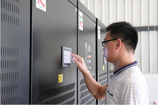 圖為工作人員正在調(diào)試儲能電站 圖為工作人員正在調(diào)試儲能電站
