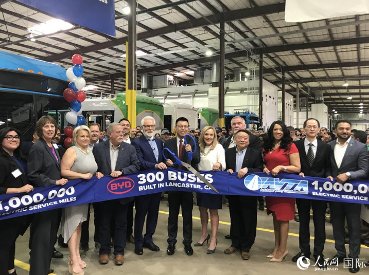 比亞迪美國工廠第300輛電動巴士下線 比亞迪美國工廠第300輛電動巴士下線
