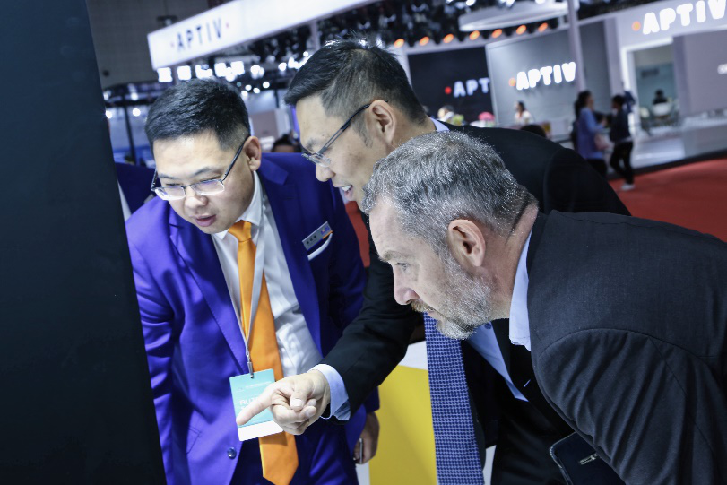 行業人士參觀蜂巢能源展臺 行業人士參觀蜂巢能源展臺