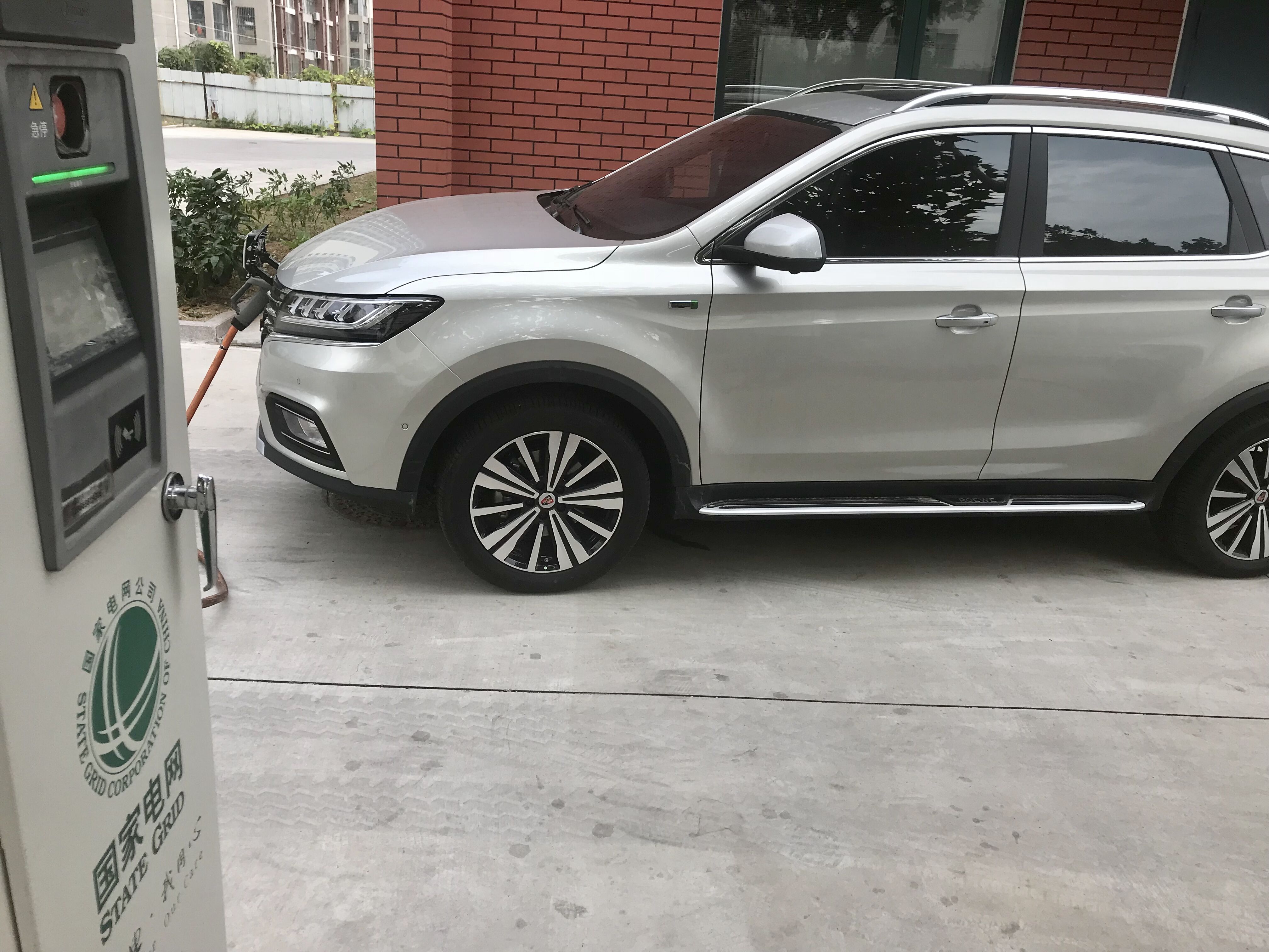 上汽榮威ERX5 純電動SUV在國家電網(wǎng)充電樁充電 上汽榮威ERX5 純電動SUV在國家電網(wǎng)充電樁充電