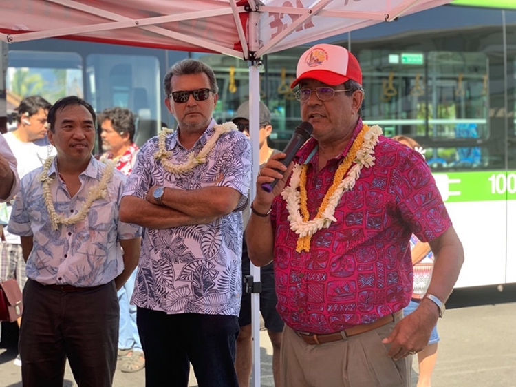 法屬波利尼西亞政府總統Edouard Fritch(右一)在交付儀式現場講話 法屬波利尼西亞政府總統Edouard Fritch(右一)在交付儀式現場講話