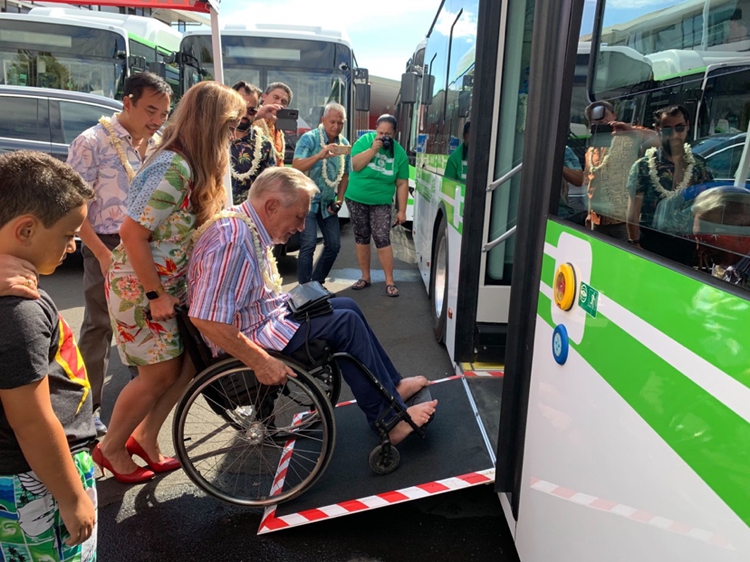 行動不便人士現場體驗低地板導板功能 行動不便人士現場體驗低地板導板功能