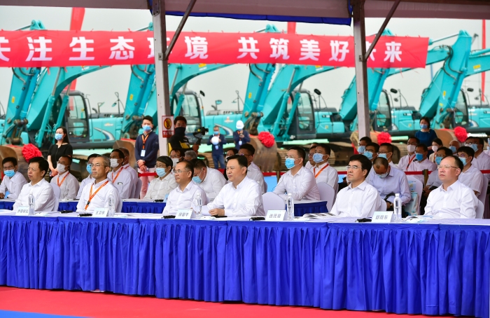 該項目的啟動，標志著中國一汽與豐田汽車新能源戰(zhàn)略全面落地，是一汽豐田堅持科技創(chuàng)新、實現(xiàn)轉(zhuǎn)型跨越式發(fā)展的實踐與努力成果。天津市委常委、濱海新區(qū)區(qū)委書記連茂君，天津市副市長王衛(wèi)東，中國一汽董事長、黨委書記徐留平，中國一汽黨委常委、副總經(jīng)理邱現(xiàn)東，豐田汽車公司執(zhí)行董事、中國本部長上田達郎，以及一汽豐田總經(jīng)理柴川早人，一汽豐田黨委書記、常務(wù)副總經(jīng)理黃勇，新聞媒體及經(jīng)銷商、建設(shè)者、一汽豐田員工代表等嘉賓分別通過現(xiàn)場出席和視頻出席的方式，共同見證了一汽豐田新能源分公司項目的正式啟動。    現(xiàn)場出席啟動儀式的領(lǐng)導(dǎo)和嘉賓