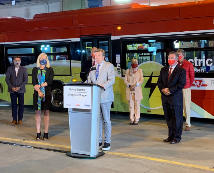 市長莊德利在交付儀式上致辭 市長莊德利在交付儀式上致辭