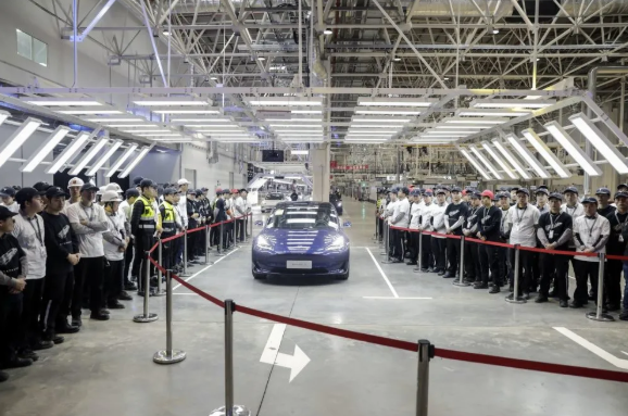 2019年12月，在上海特斯拉超級(jí)工廠舉行的儀式上，第一輛中國(guó)制造Model 3汽車從裝配線下線