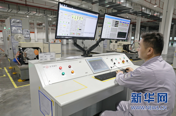 工作人員正在調試設備。新華網發(郭思云 攝) 工作人員正在調試設備。新華網發(郭思云 攝)