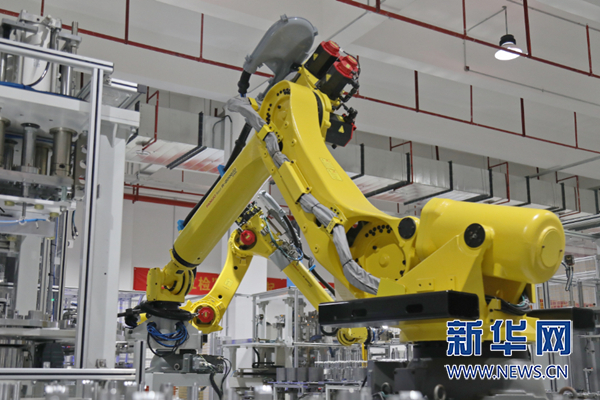 廠區內的機械臂。新華網發(郭思云 攝) 廠區內的機械臂。新華網發(郭思云 攝)
