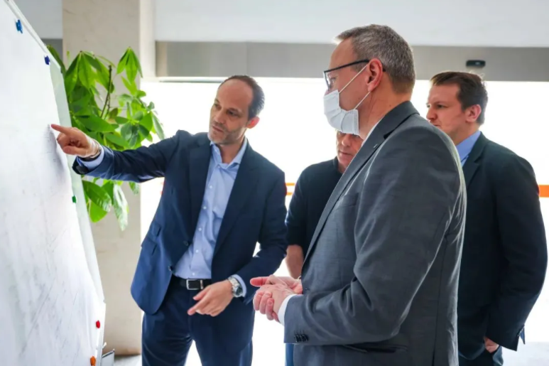 項目負責人向馮思翰博士介紹大眾安徽MEB工廠建設規劃 圖片來源:大眾中國 項目負責人向馮思翰博士介紹大眾安徽MEB工廠建設規劃 圖片來源:大眾中國